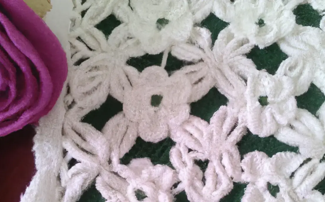 trilho de mesa de croche com flores