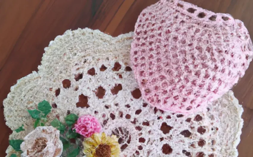 Trilho de mesa de crochê com flores