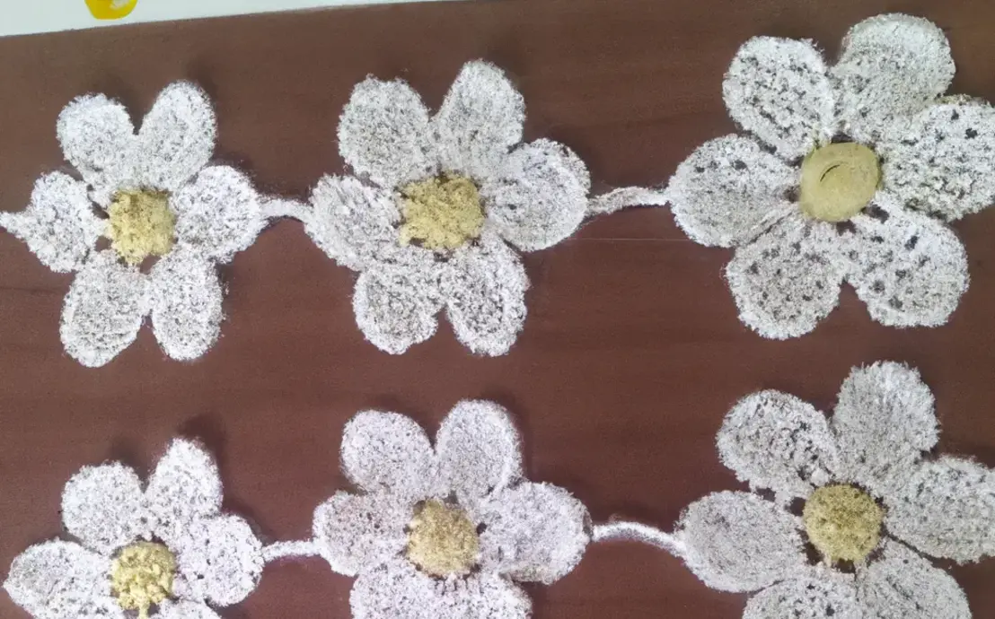 Trilho de mesa de crochê com flores